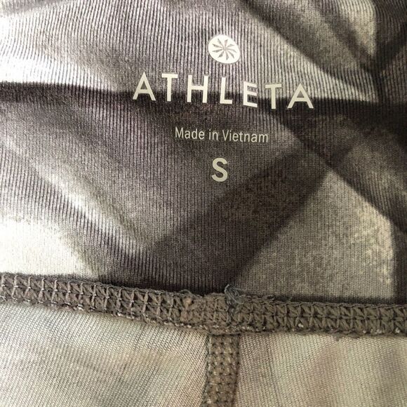 Athleta Diamond Chaturanga Knocker Capri pant, size small - Picture 5 of 10